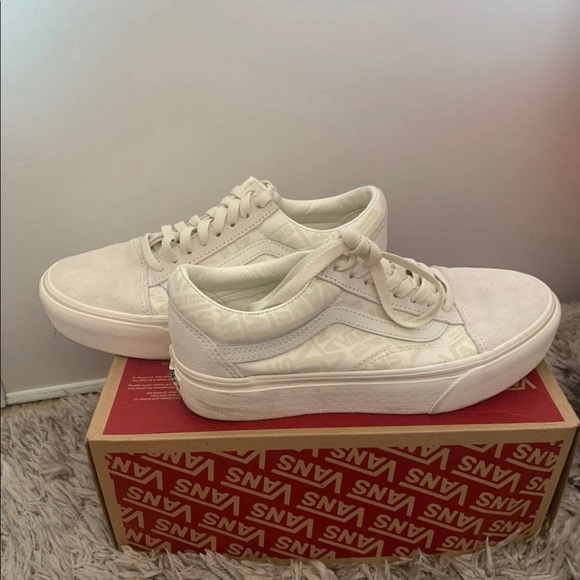 Women’s Vans Old Skool - Picture 2 of 5